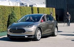 Tesla показала тизер новой модели
