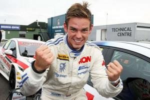 Том Чилтон выиграл первую гонку WTCC в Пекине