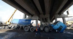 ДТП в Киеве: на улице Академика Королёва грузовик Isuzu врезался в столб
