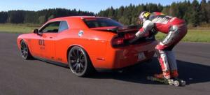 Знаменитый роллер набрал 200 км/ч, уцепившись за 600-сильный Dodge