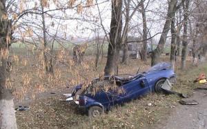 ДТП на Закарпатье: ВАЗ слетел с дороги, врезался в дерево и опрокинулся