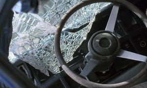 ДТП в днепропетровской области: ВАЗ-2106 врезался в ограждение и вылетел с дороги