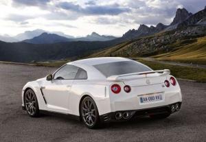Появились шпионские фото тестового Nissan GT-R