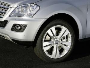 Рада Украины закупила для Mercedes спикера Турчинова шины по цене нового бюджетного седана