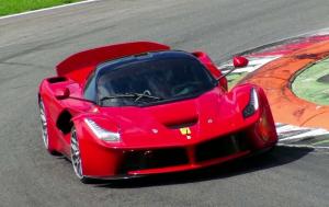 Компания Ferrari вывела на тесты гибридный суперкар LaFerrari XX