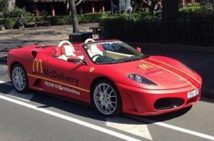 В Австралии McDonalds развозит еду на Lamborghini и Ferrari