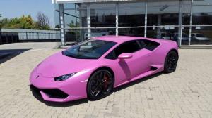 Bentley и Lamborghini борются с раком груди розовым цветом