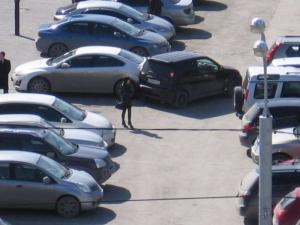 Водитель задел стоящий рядом автомобиль больше десяти раз