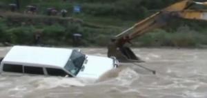 Экскаватор спас водителя из тонущего автомобиля