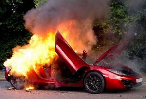 Дай газу: в Лондоне на старте загорелся Lamborghini