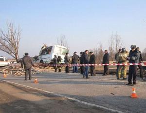 Бревна из грузовика на крутом повороте разорвали пассажирский автобус в Навашинском районе