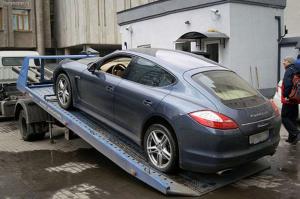 В Киеве с помощью эвакуатора похитили Porsche Panamera