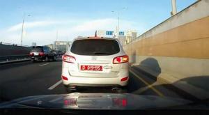 ДТП в Алматы едва не спровоцировал автомобиль с дипномерами