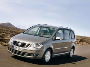 Новое поколение Volkswagen Touran заметили на тестах