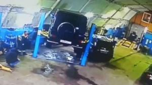 Mercedes-Benz G-Class упал с автоподъёмника на сервисе