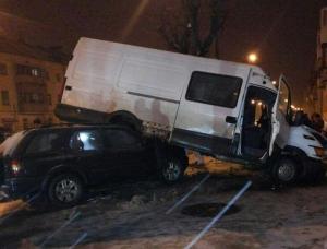 В Витебске микроавтобус после ДТП заскочил на Opel