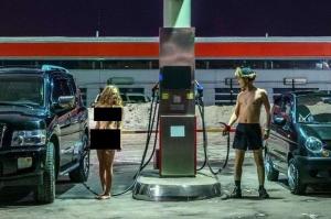 На иркутской заправке модель устроила «голую» фотосессию из-за роста цен на бензин