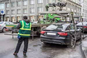 Эвакуацию машин с закрытыми номерами назвали экспериментом