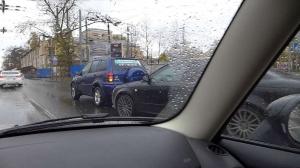 В Минске бесправник на Audi врезался в Toyota и от удара вылетел под грузовик