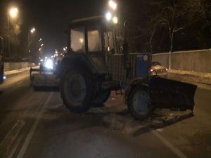 Снегоуборочная машина стала причиной ДТП в Алматы