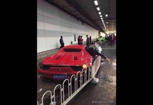 В Китае в результате ДТП разбилось Lamborghini и сильно пострадал Ferrari 