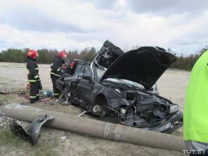 В Гомеле водитель BMW врезался в столб: погиб пассажир 