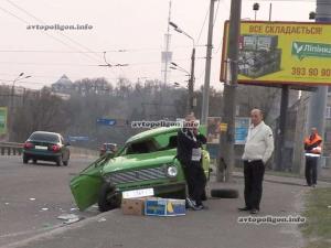 ДТП в Киеве: ВАЗ врезался в Chevrolet Aveo и перевернулся