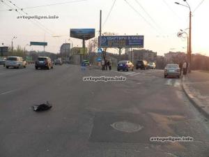 ДТП в Киеве: ВАЗ врезался в Chevrolet Aveo и перевернулся 