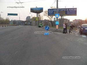 ДТП в Киеве: ВАЗ врезался в Chevrolet Aveo и перевернулся 