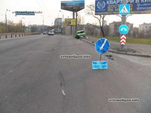 ДТП в Киеве: ВАЗ врезался в Chevrolet Aveo и перевернулся 