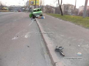 ДТП в Киеве: ВАЗ врезался в Chevrolet Aveo и перевернулся 
