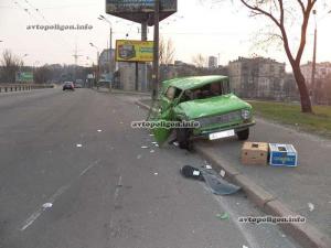 ДТП в Киеве: ВАЗ врезался в Chevrolet Aveo и перевернулся 