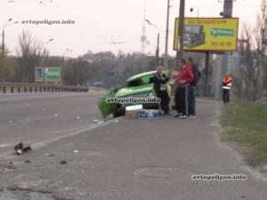 ДТП в Киеве: ВАЗ врезался в Chevrolet Aveo и перевернулся 