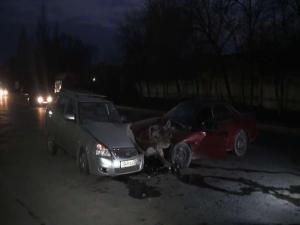 В Алматы Lada лоб в лоб столкнулась с Toyota