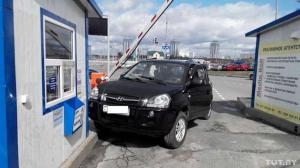 В Минске водитель Hyundai умер за рулем и врезался в шлагбаум и будку