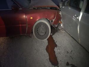 В Алматы Lada лоб в лоб столкнулась с Toyota 