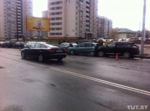 В Минске водитель Lexus потерял сознание за рулем и разбил 5 припаркованных машин