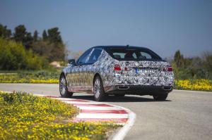 Официальные снимки BMW 7-Series 2016 года в камуфляже 