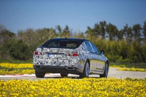 Официальные снимки BMW 7-Series 2016 года в камуфляже 