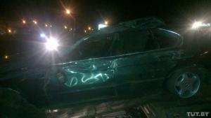 На МКАД пьяный водитель BMW врезался в ограждение и опрокинулся: пострадали 4 человека