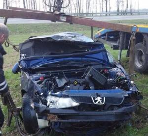 В Минске пьяный водитель Peugeot уходил от погони: машина вылетела в кювет и опрокинулась