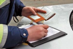 В Минске агрессивный бесправник порвал протокол и сломал регистратор в машине ГАИ
