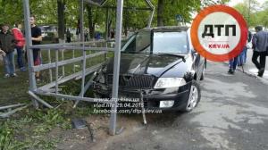 В Киеве Skoda протаранила остановку с детьми