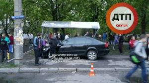 В Киеве Skoda протаранила остановку с детьми 