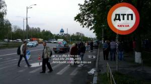 В Киеве Skoda протаранила остановку с детьми 