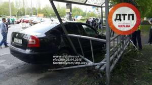 В Киеве Skoda протаранила остановку с детьми 