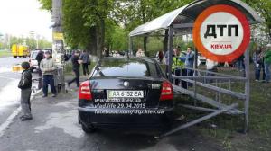 В Киеве Skoda протаранила остановку с детьми 