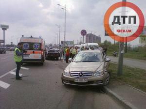 В столкновении Mercedes и BMW в Киеве пострадали шестеро 