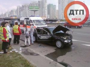 В столкновении Mercedes и BMW в Киеве пострадали шестеро 