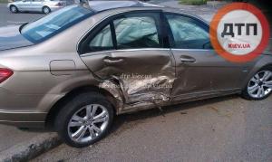 В столкновении Mercedes и BMW в Киеве пострадали шестеро 